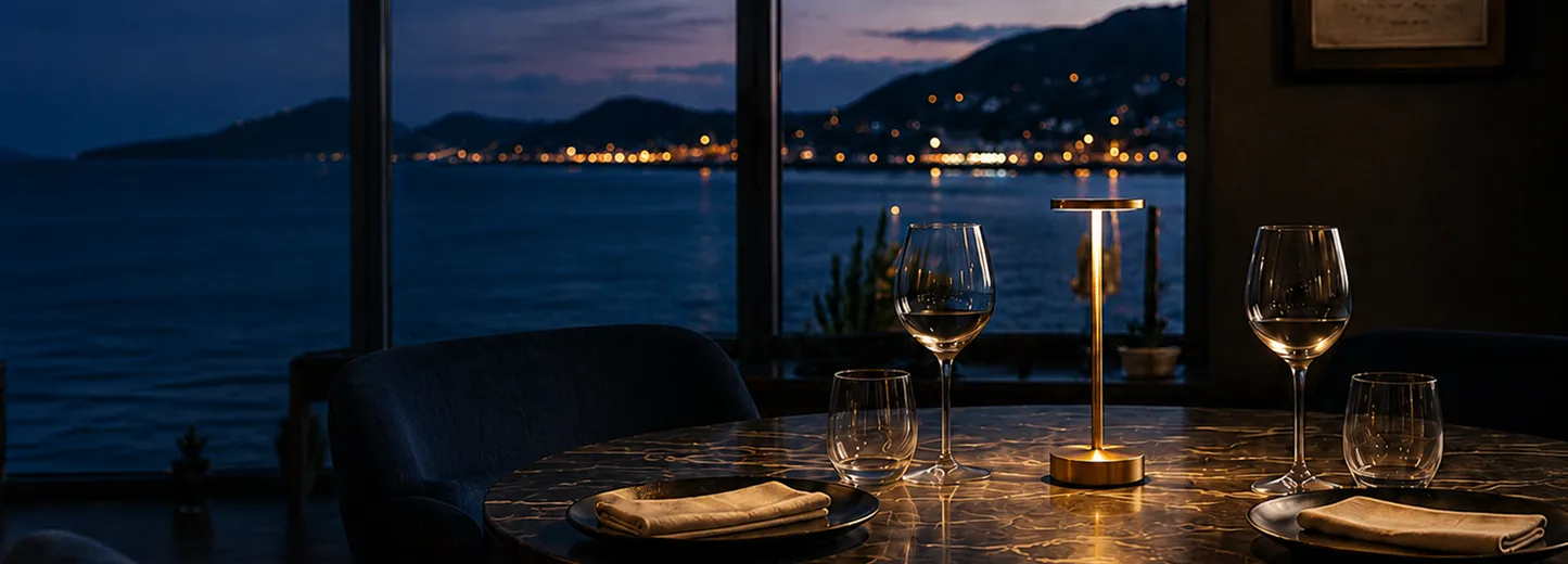 Mesa do restaurante Almadra com vista para o mar de Sesimbra